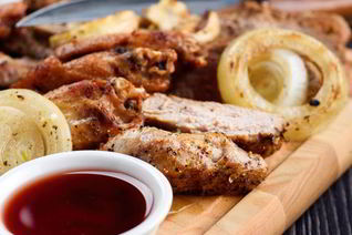 Шашлык в маринаде из лука, помидоров и специй