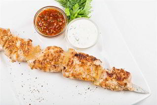 Шашлыки из маринованной курицы и лука с соусом барбекю