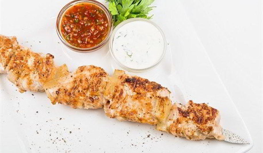 Рецепт шашлыков из маринованной курицы и лука с соусом барбекю