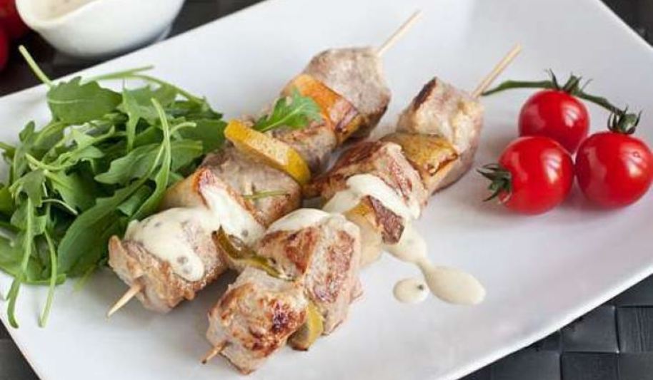 Рецепт свиного шашлыка с грушами и лимоном