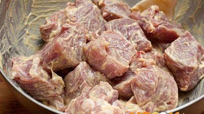 свиной шашлык с грушами и лимоном