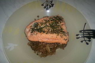 Гречетто с соевым соусом и луком и стейк из лосося в тимьяне