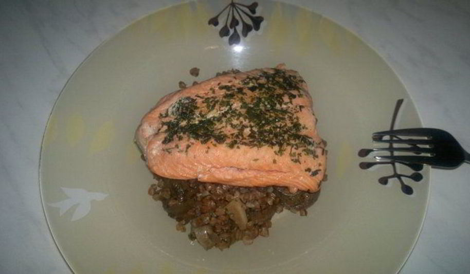 Рецепт гречетто с соевым соусом и луком и стейк из лосося в тимьяне