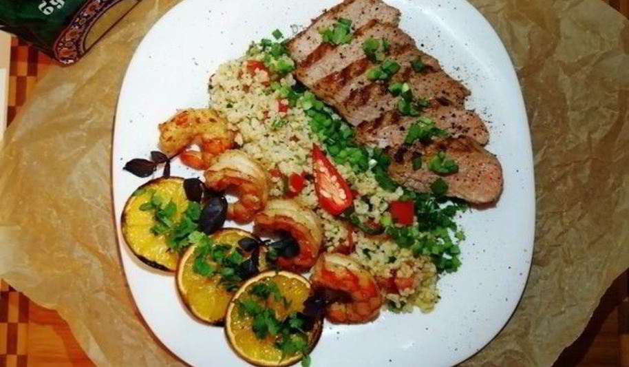 Рецепт праздничного ужина из булгура с креветками и стейком