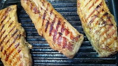 праздничный ужин из булгура с креветками и стейком