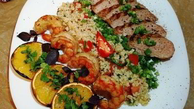 праздничный ужин из булгура с креветками и стейком