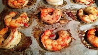 праздничный ужин из булгура с креветками и стейком