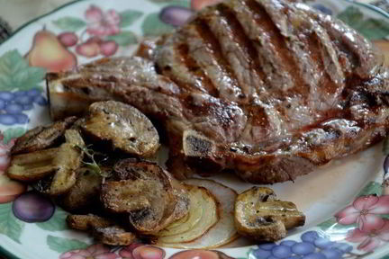 Рибай стейк с грибами и луком