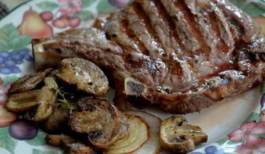 Рецепт рибая стейк с грибами и луком