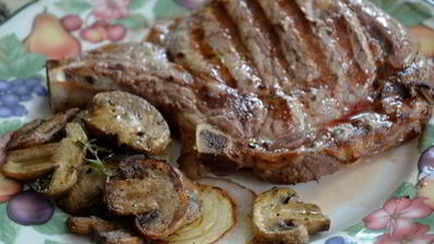 рибай стейк с грибами и луком