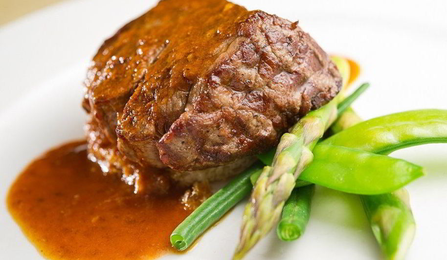 Рецепт стейка из говядины со спаржей и стручковой фасолью