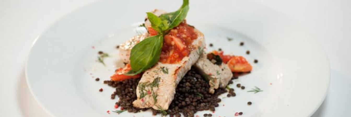 Стейк из индейки с чечевицей и томатным соусом