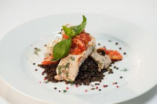 Стейк из индейки с чечевицей и томатным соусом