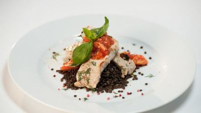 стейк из индейки с чечевицей и томатным соусом