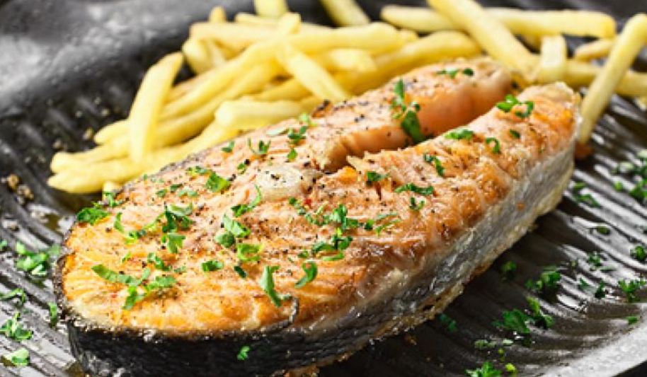 Рецепт стейка из красной рыбы с картофелем фри