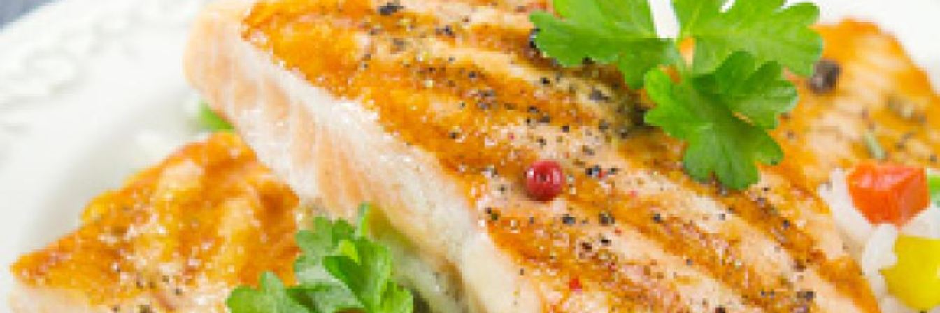 Стейк из семги с рисом и овощами