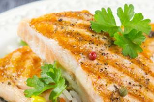 Стейк из семги с рисом и овощами