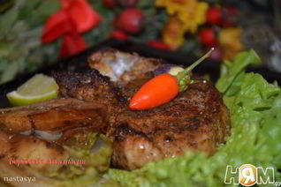 Стейк из свинины с цикорием