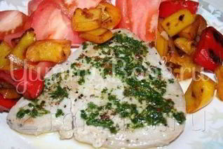 Стейк из тунца с острым зеленым соусом