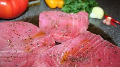 стейк из тунца с острым зеленым соусом