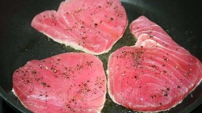 стейк из тунца с острым зеленым соусом