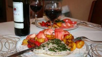 стейк из тунца с острым зеленым соусом