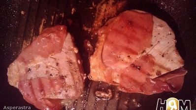 стейк из тунца с прошутто