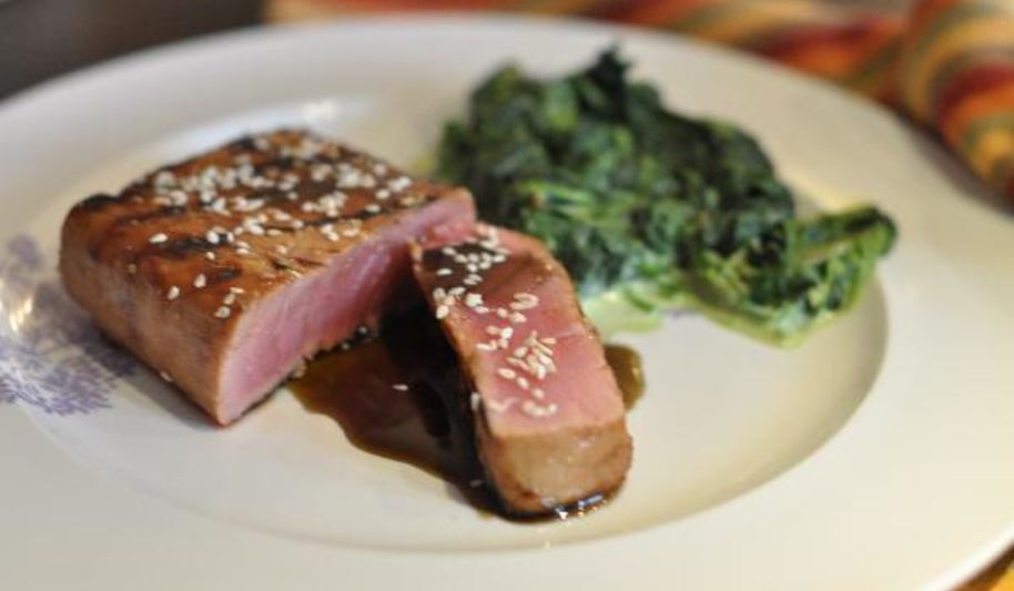 Рецепт стейка из тунца в гранатовом соусе со шпинатом