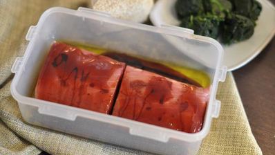 стейк из тунца в гранатовом соусе со шпинатом