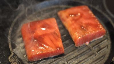 стейк из тунца в гранатовом соусе со шпинатом