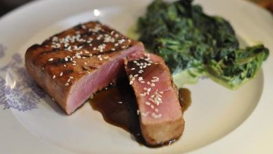 стейк из тунца в гранатовом соусе со шпинатом