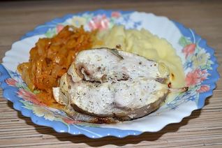 Стейк лакедры запеченный под сметаной