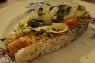 Стейк лосося, запеченного в фольге HomeQueen с овощами