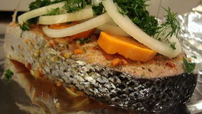 стейк лосося, запеченного в фольге homequeen с овощами