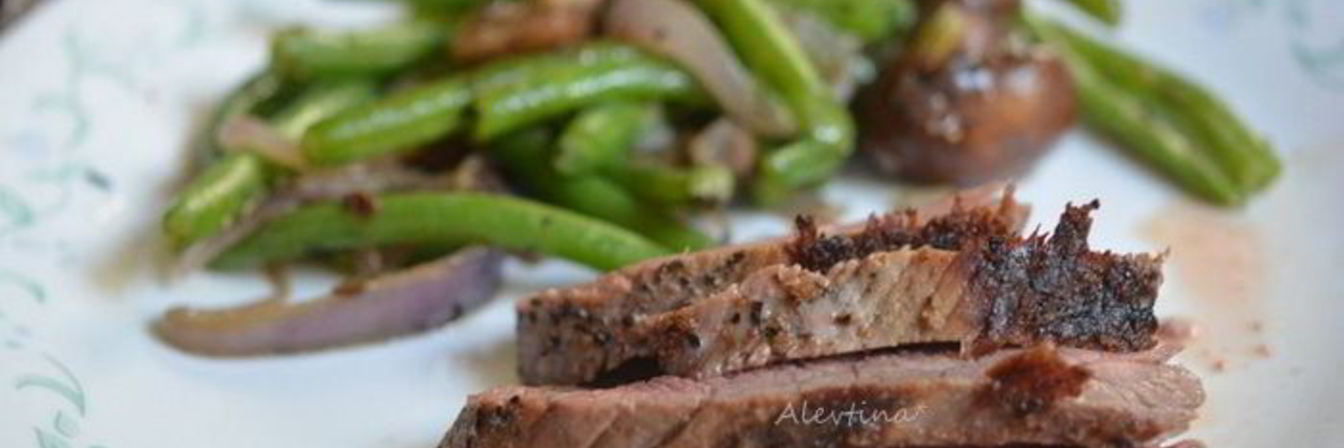 Стейк на сковороде