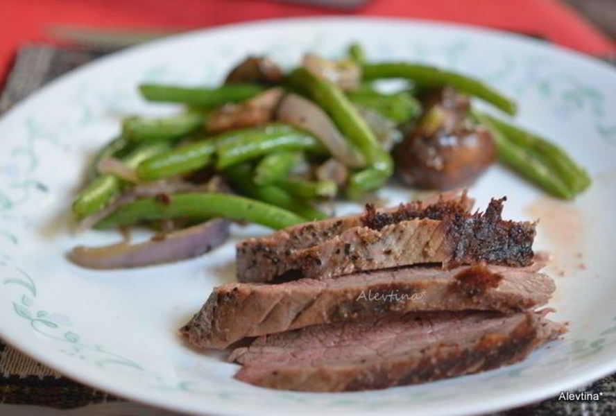 Стейк на сковороде