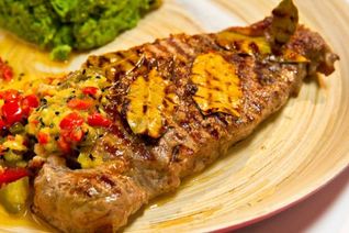 Стейк рибай с остро-сладким соусом