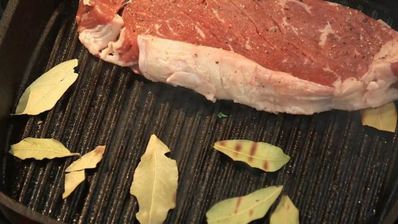 стейк рибай с остро-сладким соусом