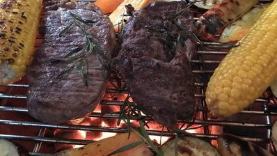 стейк с овощами на гриле