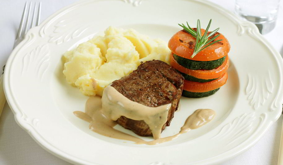 Рецепт стейка с перечным соусом, картофельным пюре и мильфеем из цукини и томатов