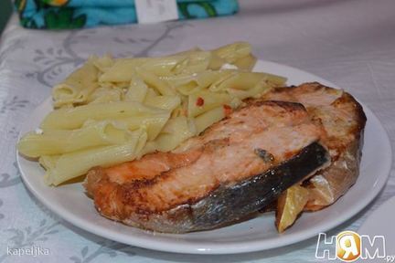 Стейк семги в чесночном соусе