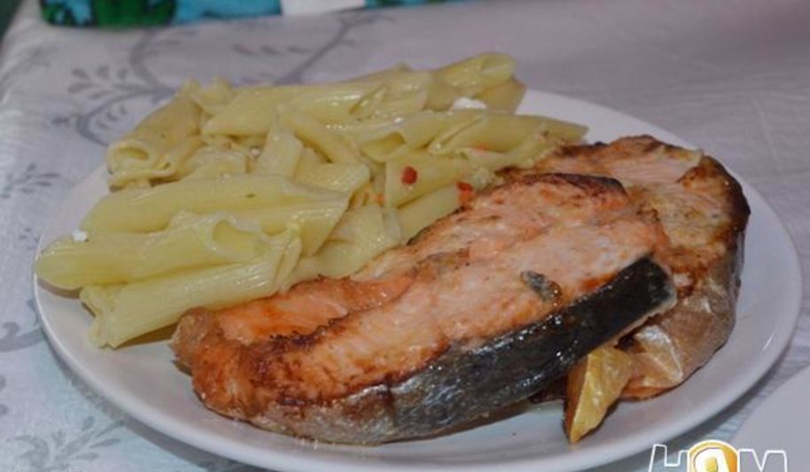 Рецепт стейка семги в чесночном соусе