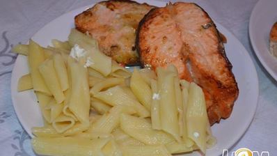 стейк семги в чесночном соусе