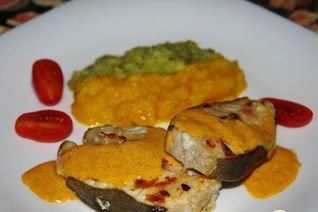 Стейки-гриль из зубатки под сливочным соусом