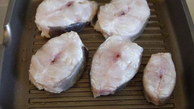 стейки-гриль из зубатки под сливочным соусом