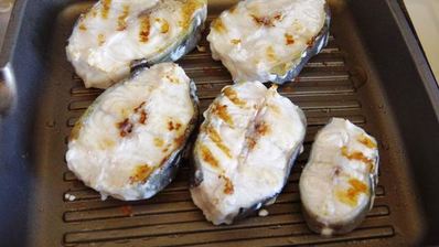 стейки-гриль из зубатки под сливочным соусом