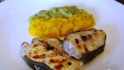 стейки-гриль из зубатки под сливочным соусом