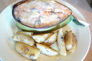 Стейки из лосося с голубым сыром