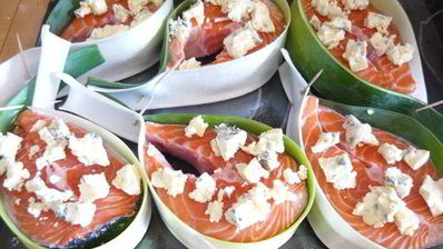 стейки из лосося с голубым сыром