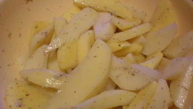 свиные стейки под соусом с запеченым картофелем